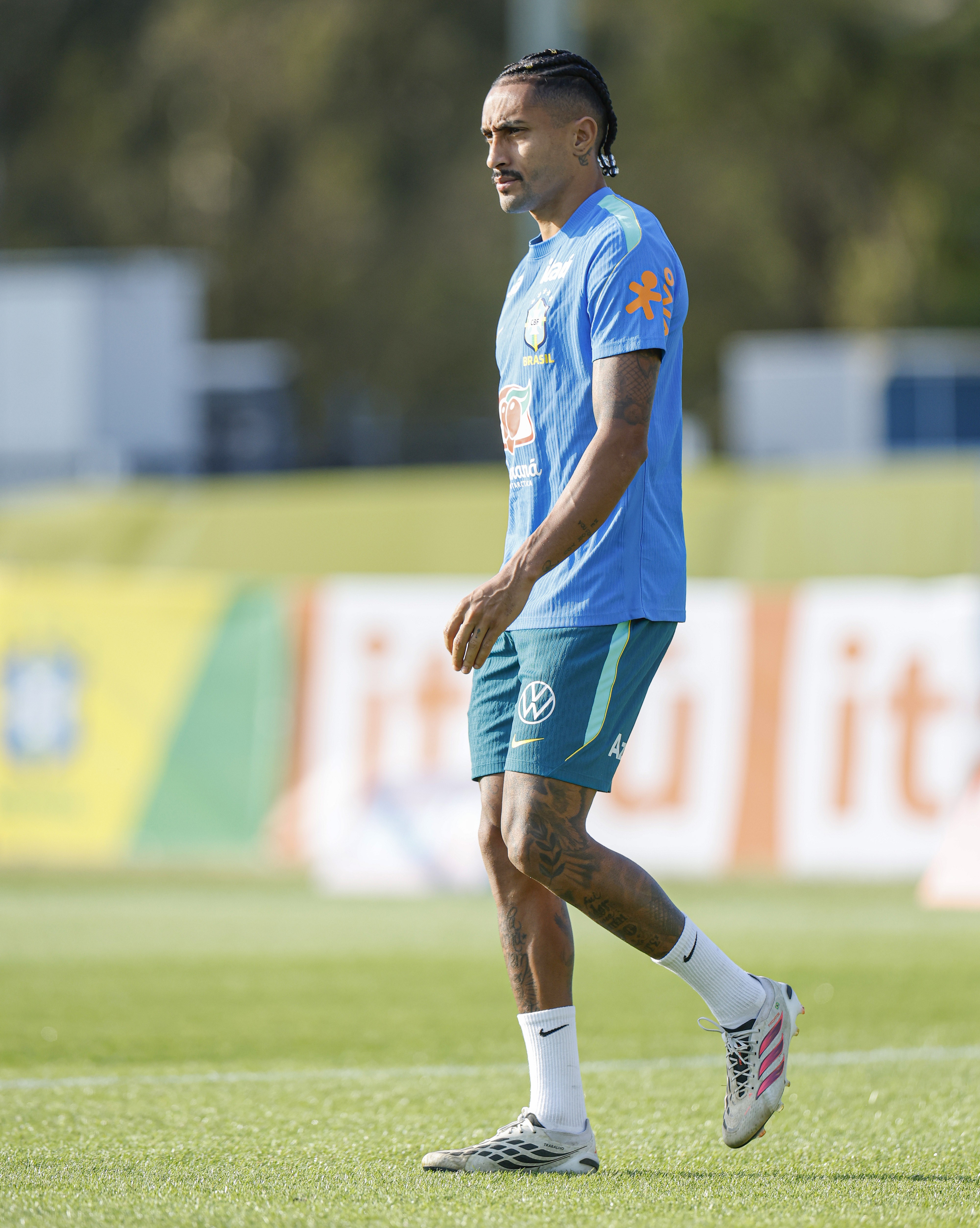 Imparável no Barcelona, Raphinha assume protagonismo na Seleção após frustração na Copa