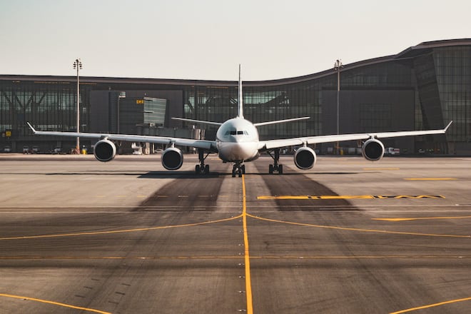 Falha no controle aéreo e cabo de fibra cortado provocam caos em aeroportos dos EUA