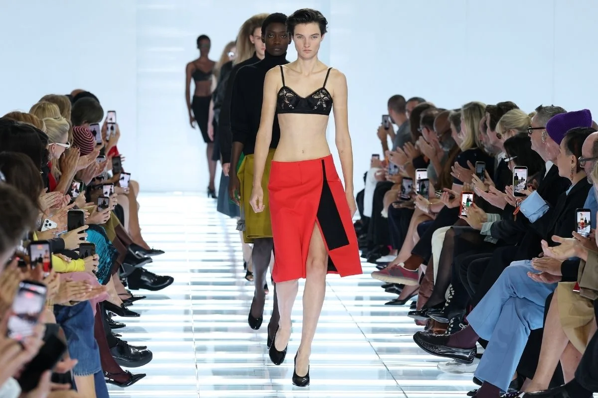Prada desfila na Semana de Moda de Milão: veja destaques e tendências