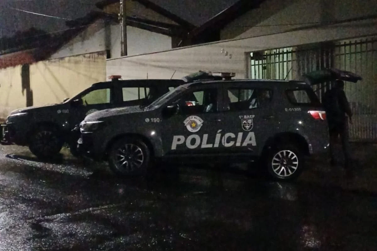 Imagem colorida mostra operação contra esquema de falsos investimentos. Metrópoles