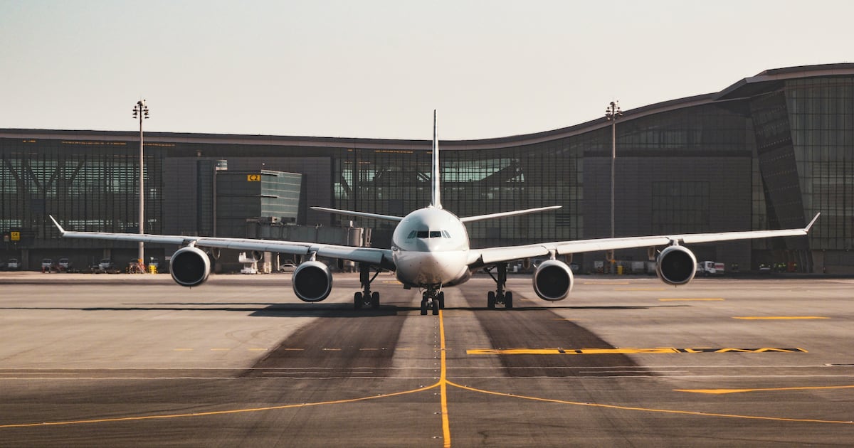 Falha no controle aéreo e cabo de fibra cortado provocam caos em aeroportos dos EUA