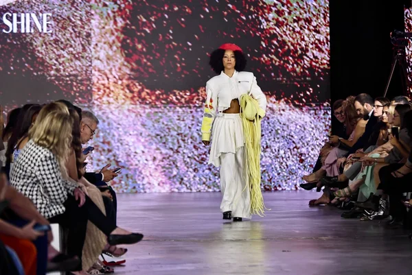 Hills, Glowshine e Erica Rosa mesclam festa e street no Metrópoles Catwalk