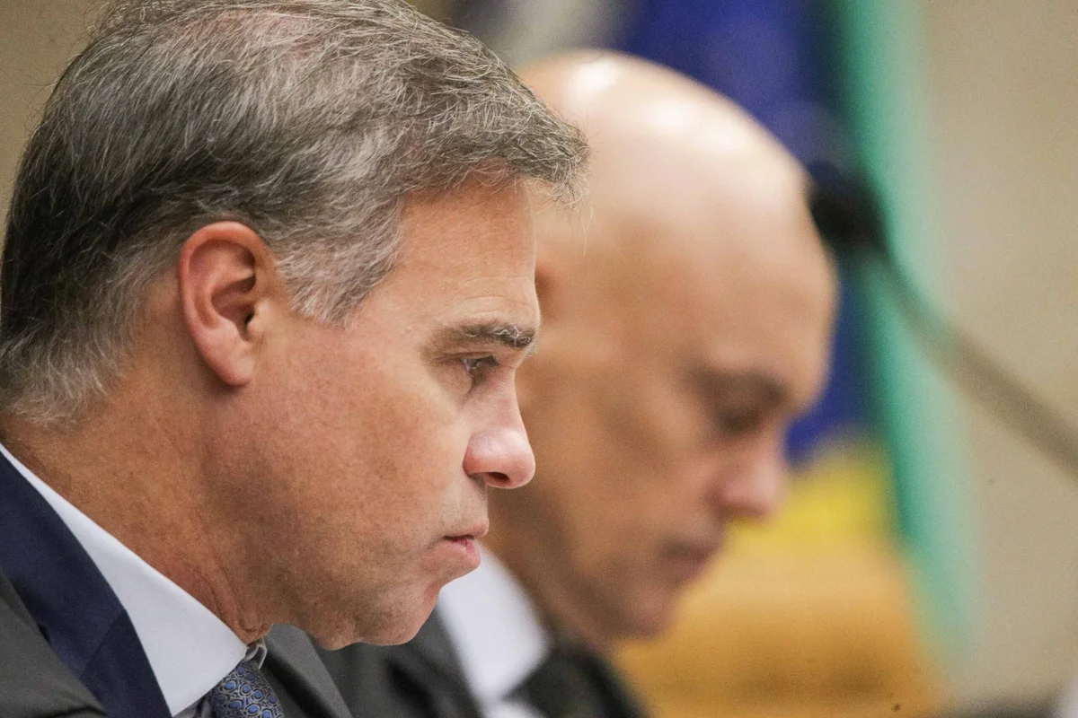 Bolsonaristas veem vantagem de Mendonça sobre Moraes em julgamento