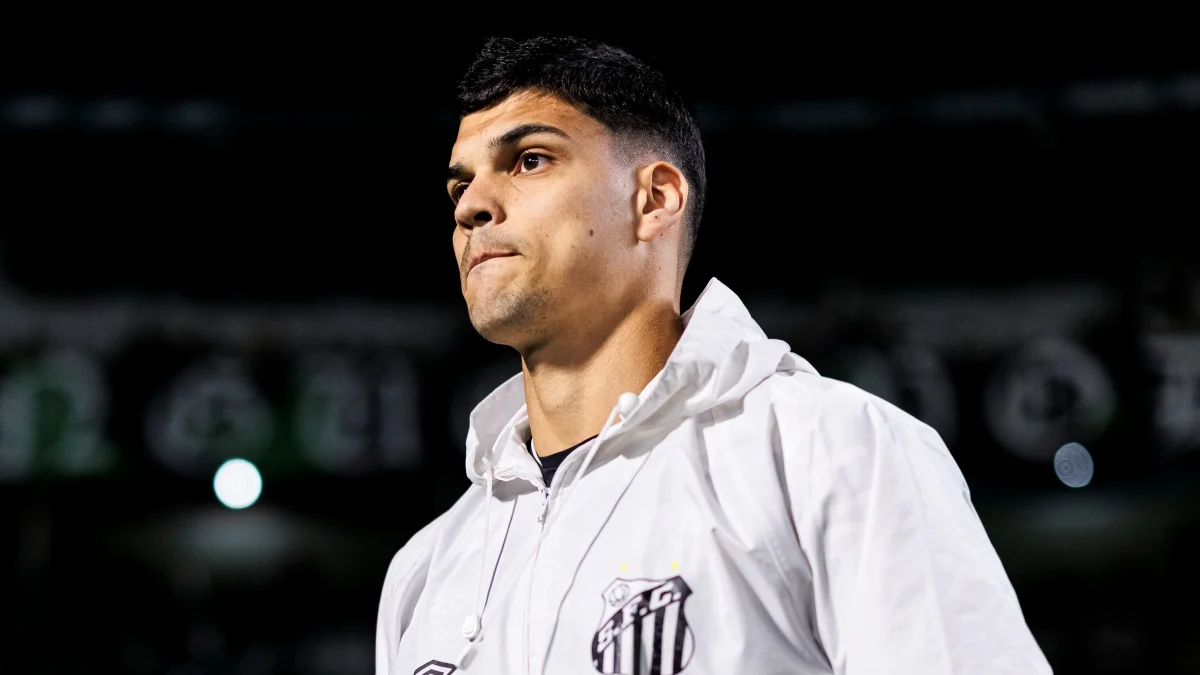 Gabriel Brazão, goleiro do Santos, passa por cirurgia no ombro esquerdo