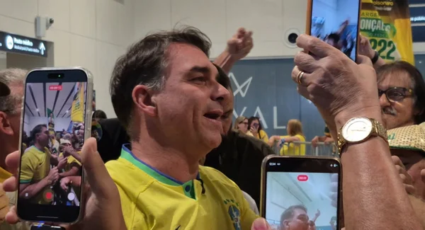 Mendonça manda derrubar posts sobre polêmica com Nossa Senhora e Flávio