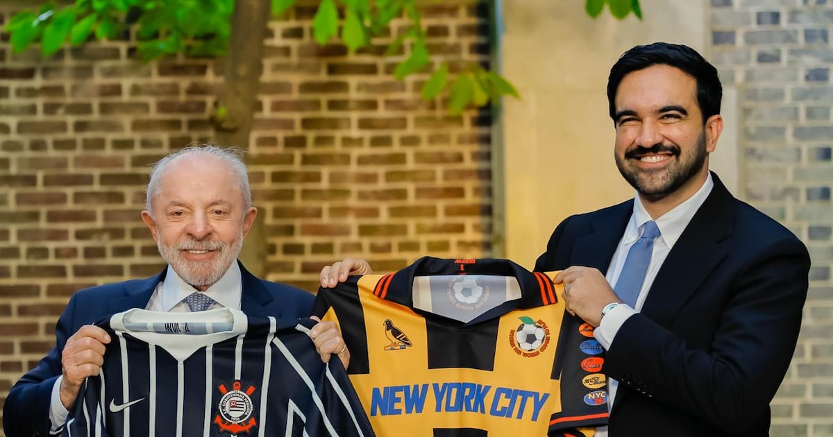 Lula presenteia prefeito de Nova York com camisa do Corinthians e recebe uniforme comemorativo limitado