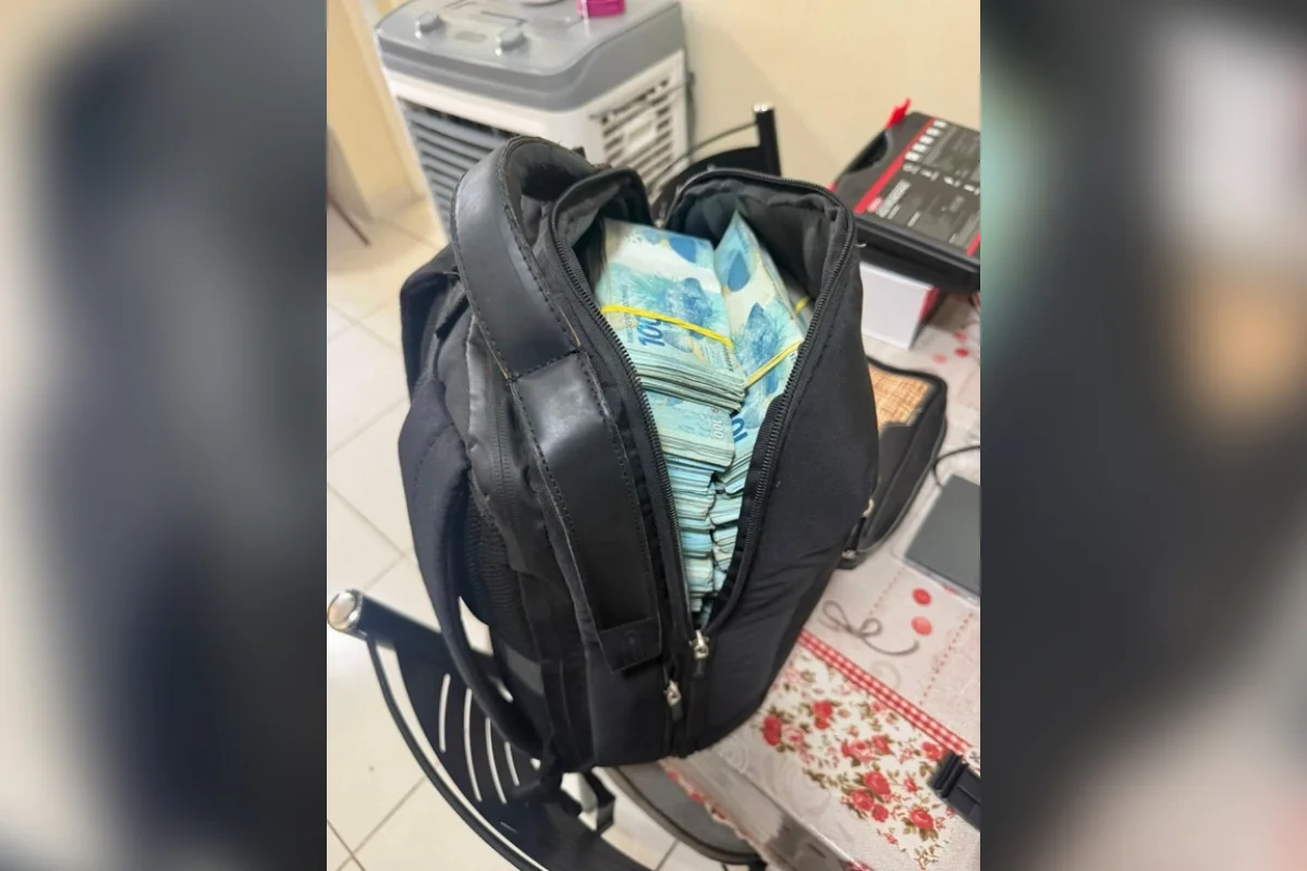 PF encontra mochilas e sacola recheadas com R$ 1 milhão no Acre