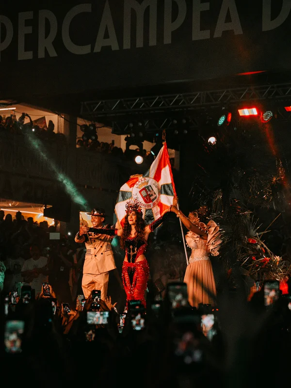 Fãs apontam química entre Anitta e Mestre Fafá após coroação na Grande Rio