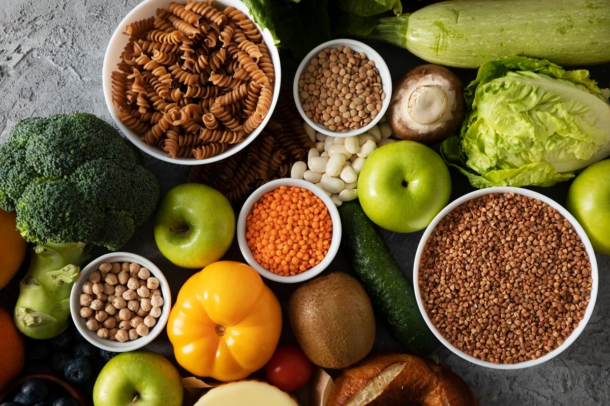 Foto de mesa com alimentos ricos em fibras, como frutas, vegetais e sementes - Metrópoles
