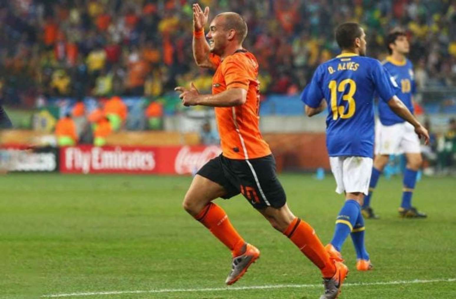 Bola da Copa de 2010 leiloada por Sneijder —