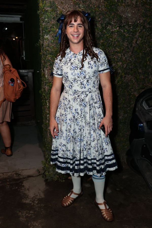 'Quem Ama Cuida': elenco capricha em looks para assistir centésimo capítulo da novela