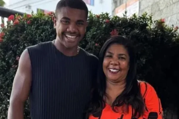 Mãe de Davi Brito diz que paga caro a médicos por ser mãe do campeão do BBB