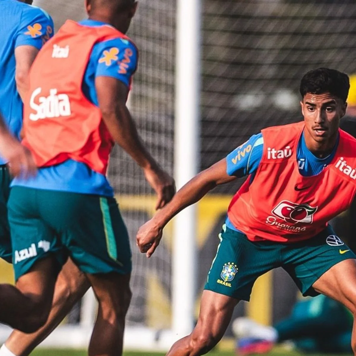Titular da Seleção, Vitor Reis foi capitão e acumula experiências na base