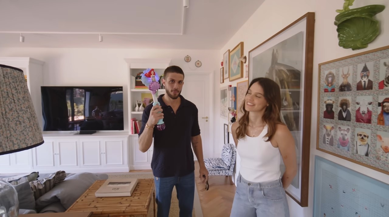 Chay Suede e Laura Neiva em casa — Foto: Reprodução YouTube / Casa Vogue