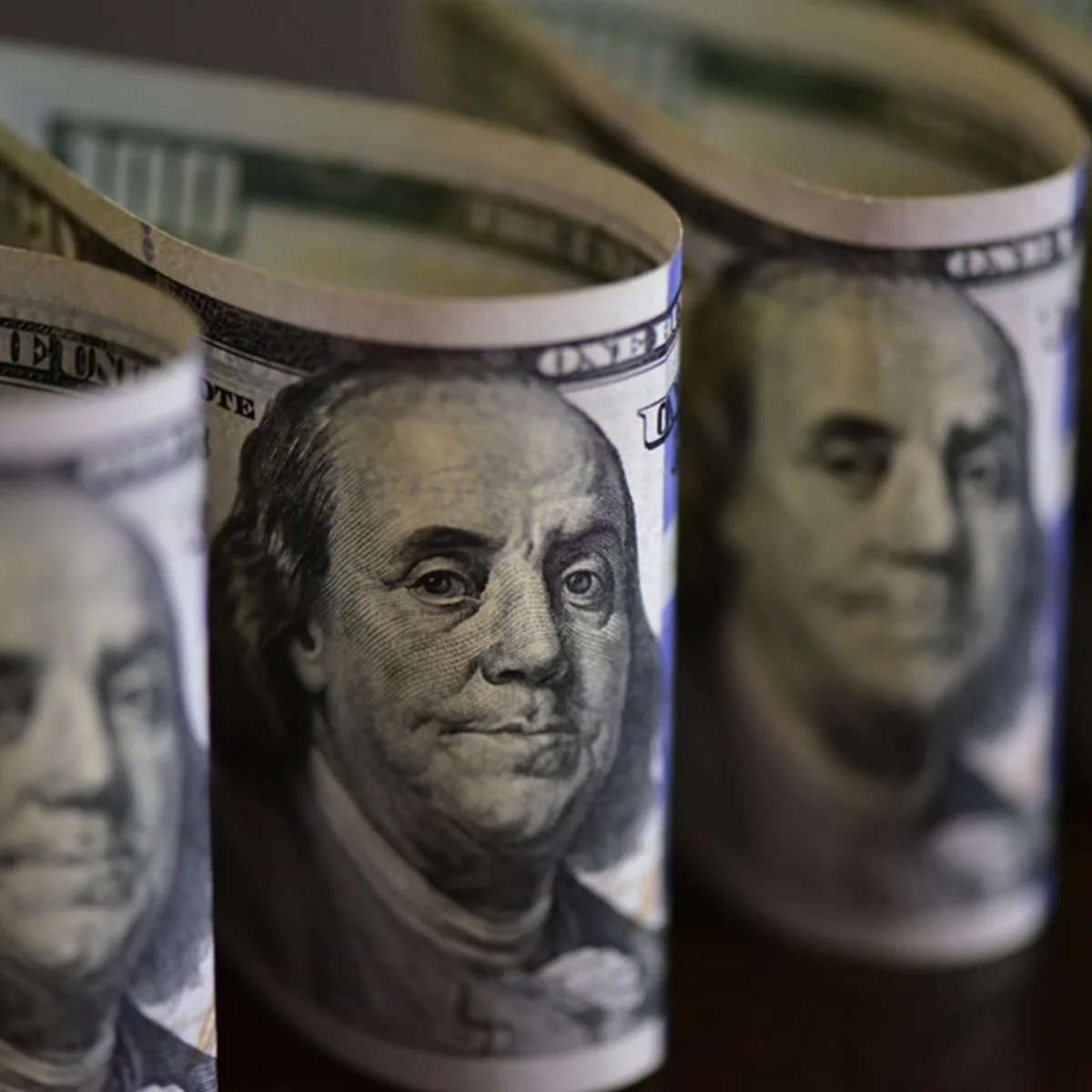 Dólar sobe com impasse EUA-Irã e disparada do petróleo. Bolsa afunda