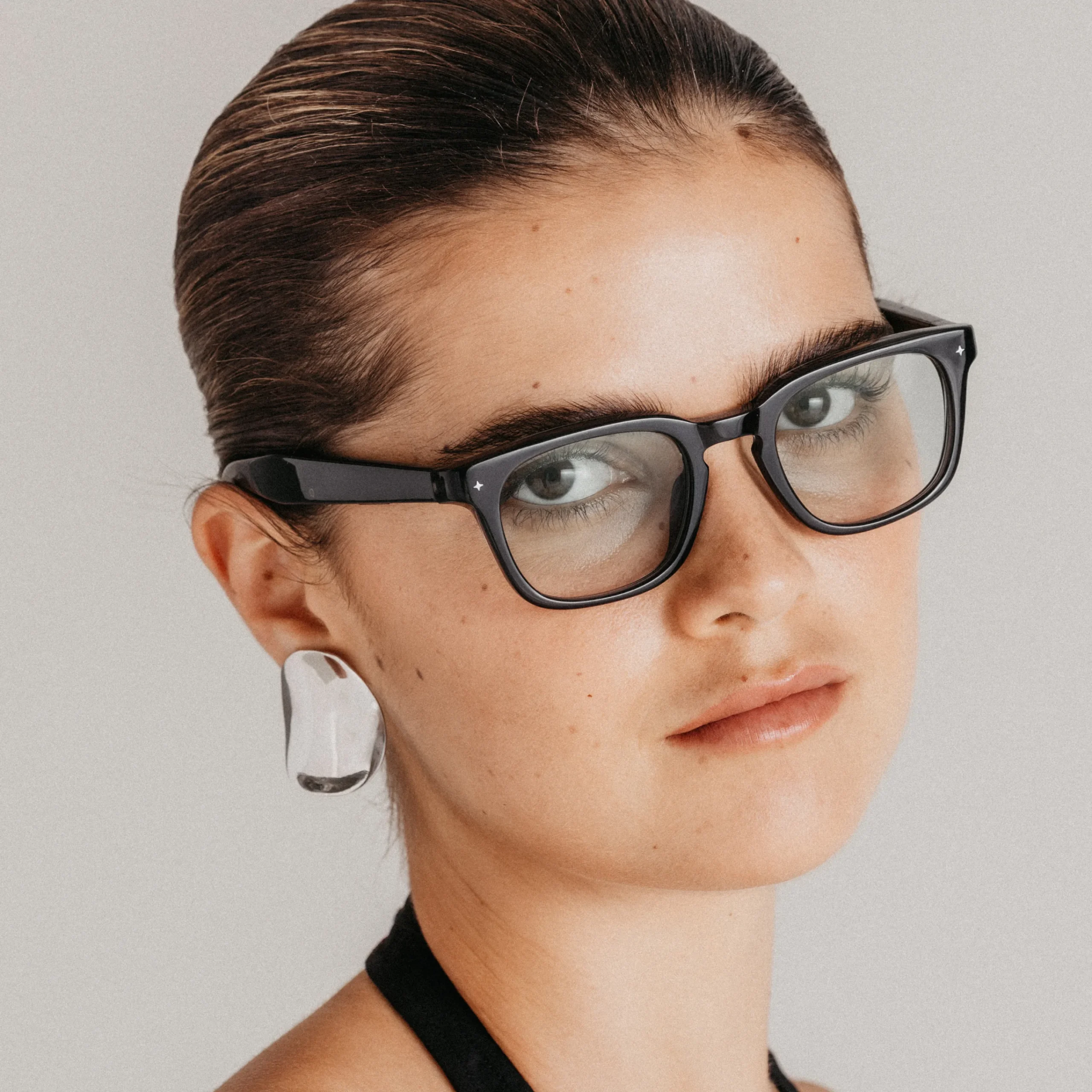 Woman wearing the Oslo frame from the VONDER intelligent eyewear collection