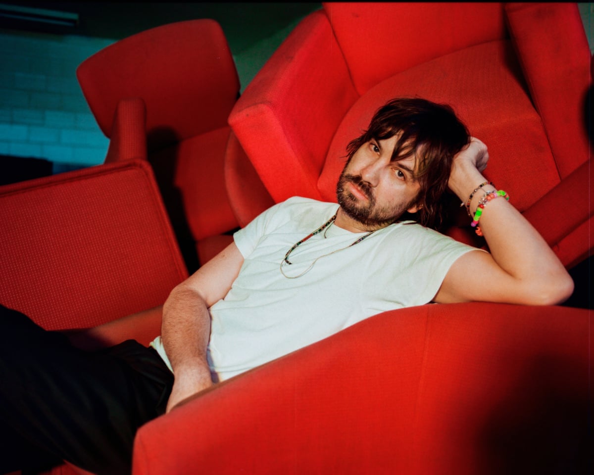 O vocalista do Tame Impala anuncia que não assinará mais autógrafos devido a colecionadores 'agressivos'