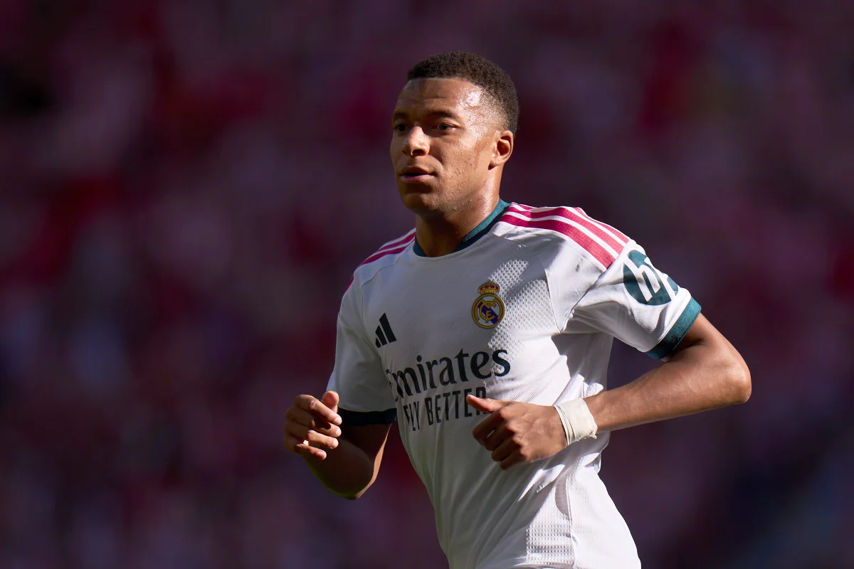 Foto colorida de Kylian Mbappé - Real Madrid