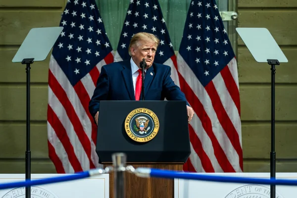 Aprovação de Donald Trump atinge mínima histórica de 32%