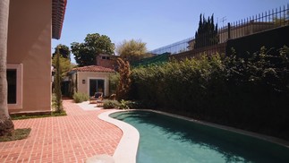 Área externa da casa de Chay Suede em São Paulo — Foto: Reprodução YouTube / Casa Vogue