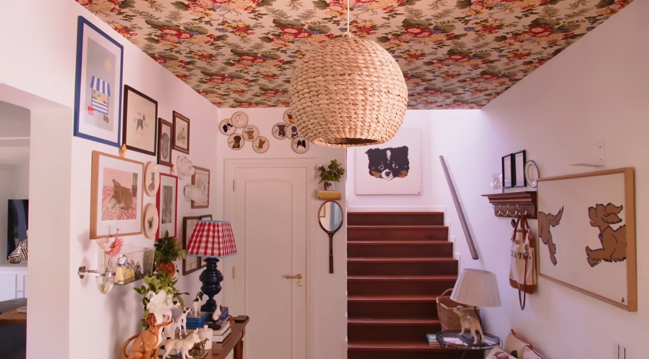 Casa de Chay Suede tem um espaço dedicado aos pets da família — Foto: Reprodução YouTube / Casa Vogue