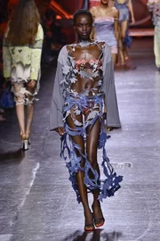 Diesel causa alvoroço com beijos e carícias em desfile de Milão