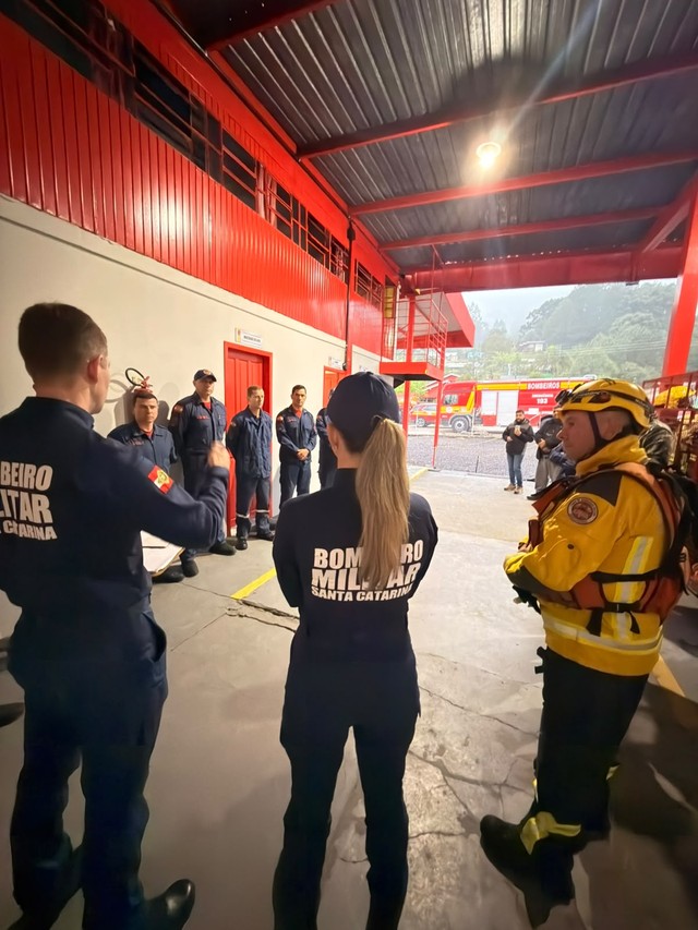 Esposa de Rick deixa os EUA e retorna ao Brasil após marido desaparecer junto com helicóptero