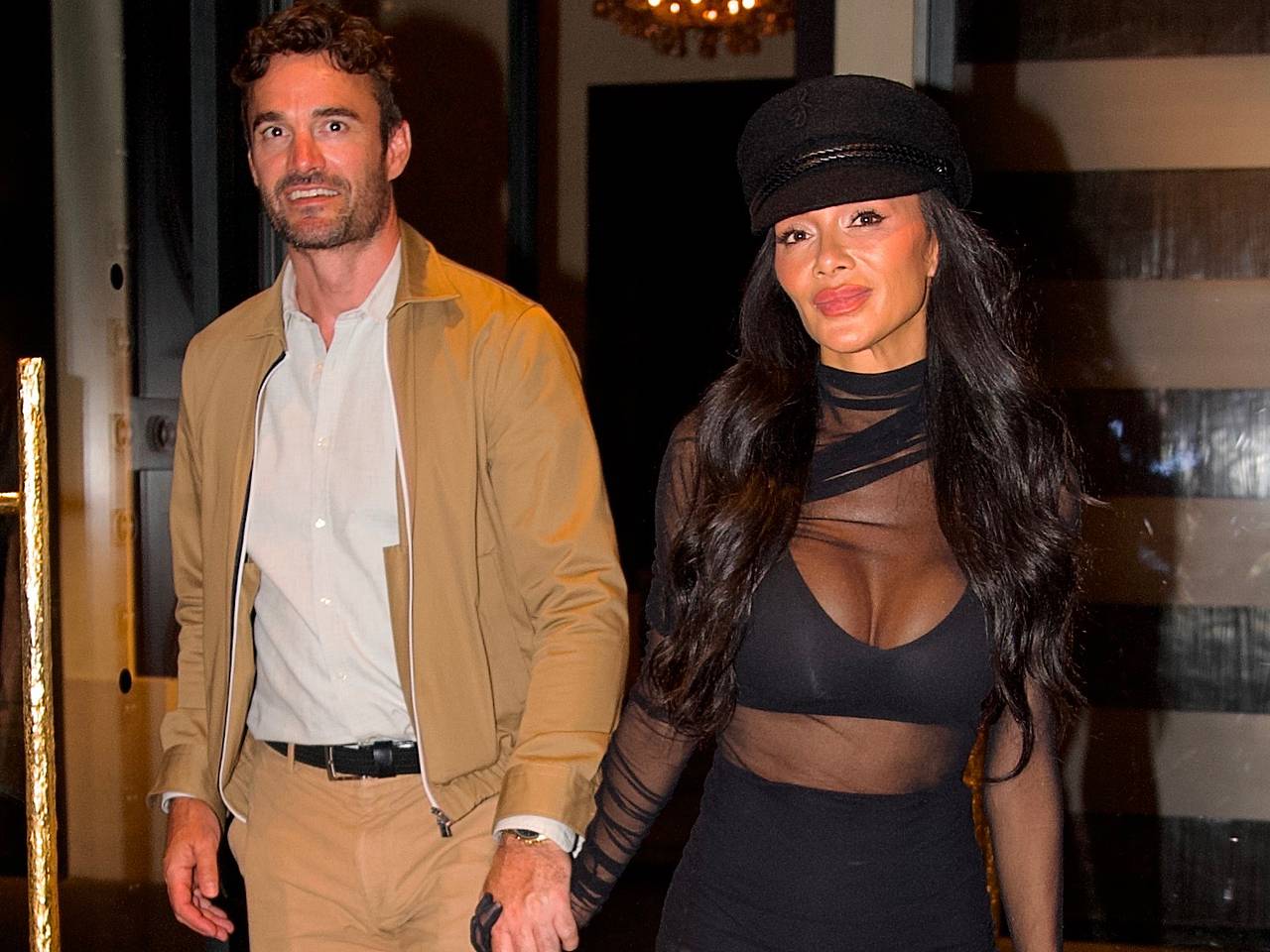 A 48-anos Nicole Scherzinger foi criticada por ir a um encontro de vestido transparente mini.