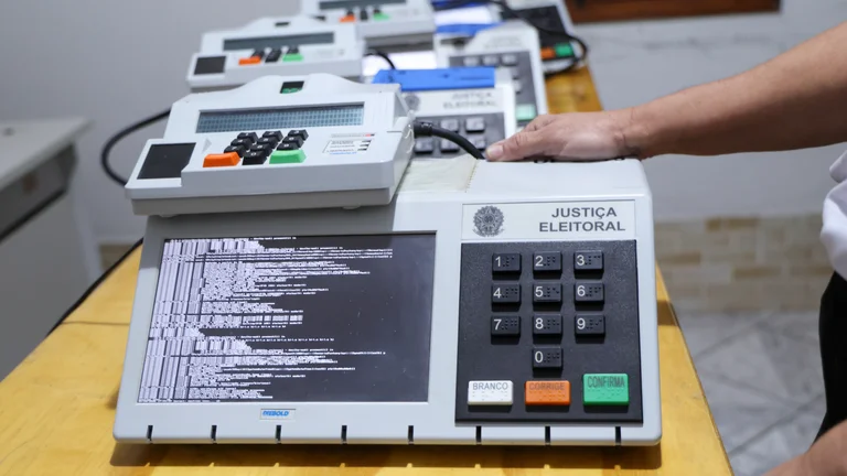 Como funciona o software das urnas eletrônicas?