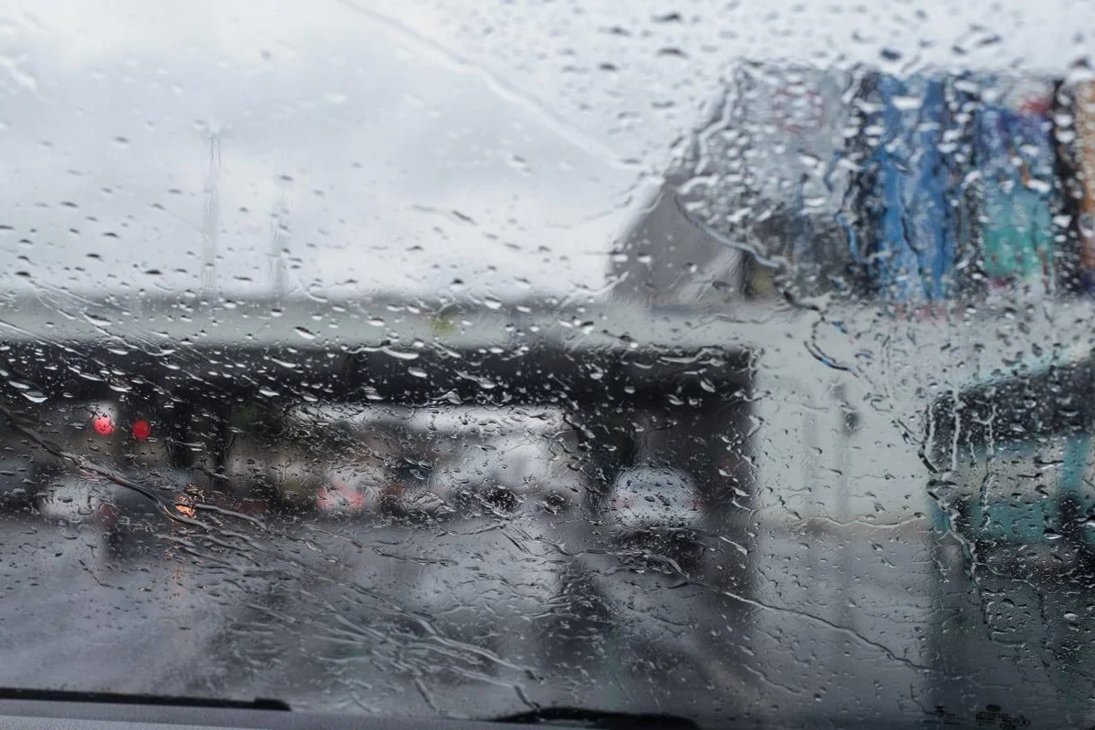 Pingos de chuva no para-brisa de um carro