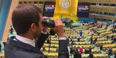 Repórter Felippe Coaglio, da TV Globo e GloboNews, levou um binóculo para acompanhar de perto as reações dos líderes mundiais aos discursos na Assembleia Geral da Organização das Nações Unidas (ONU) Foto: Reprodução/GloboNews