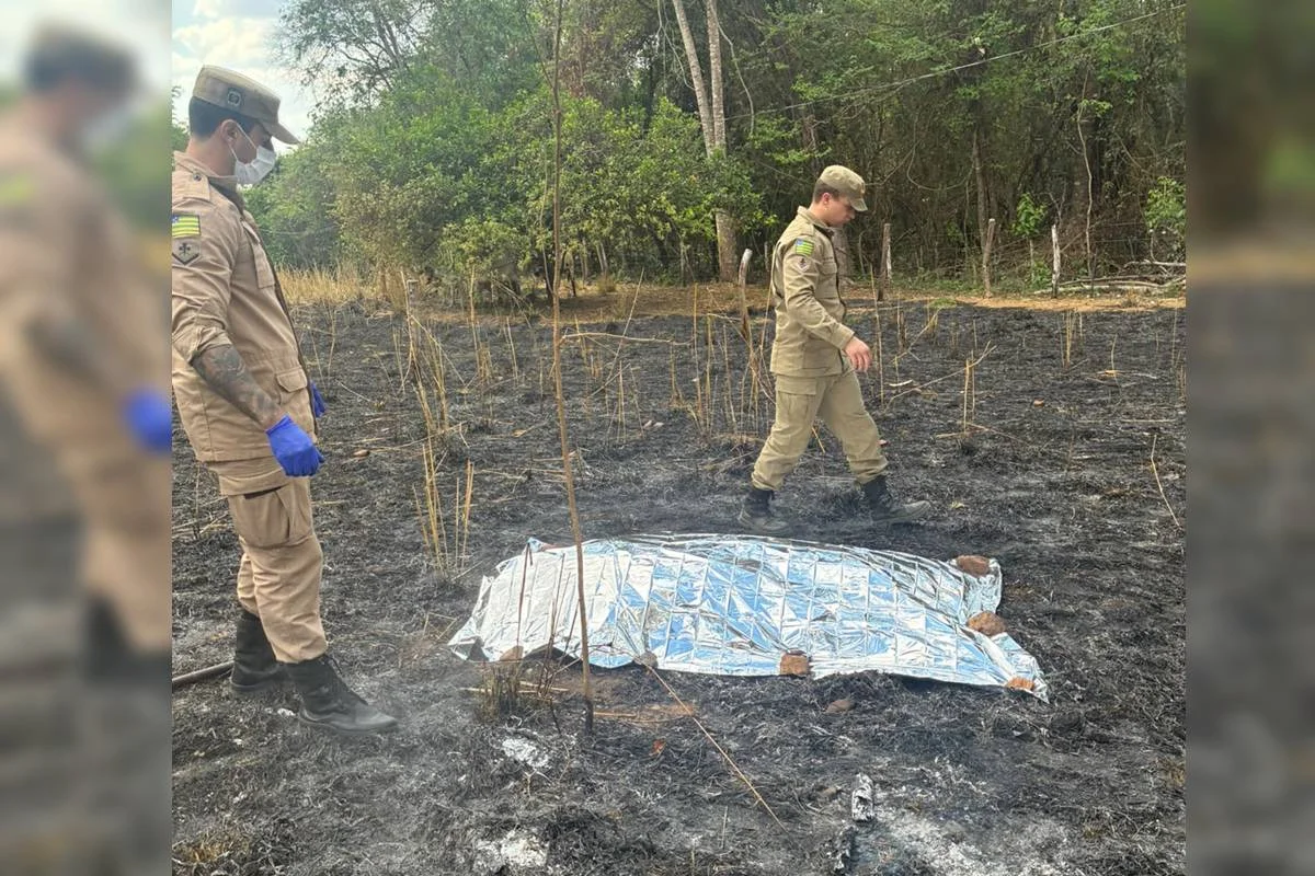 Corpo carbonizado em pasto