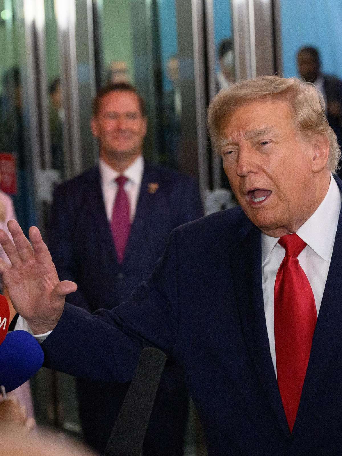 Trump alfineta CNN ao ver repórter da emissora em sua chegada à Assembleia da ONU: 'Não deveriam estar aqui'