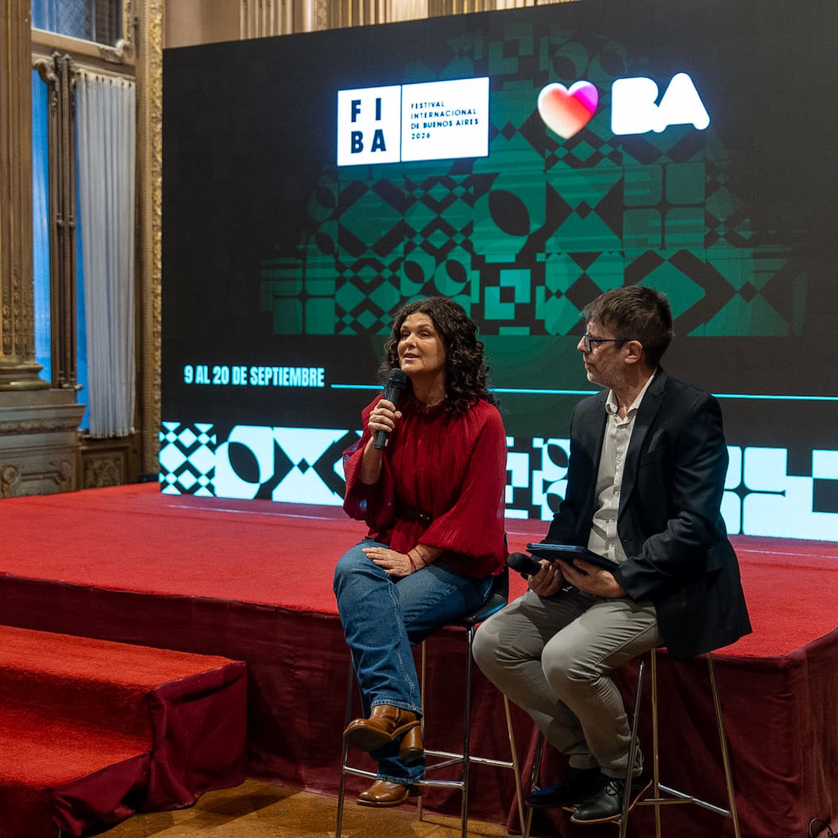 La ministra de Cultura Gabriela Ricardes y el director artístico del FIBA en el momento de la presentación de este festival que culminó este domingo