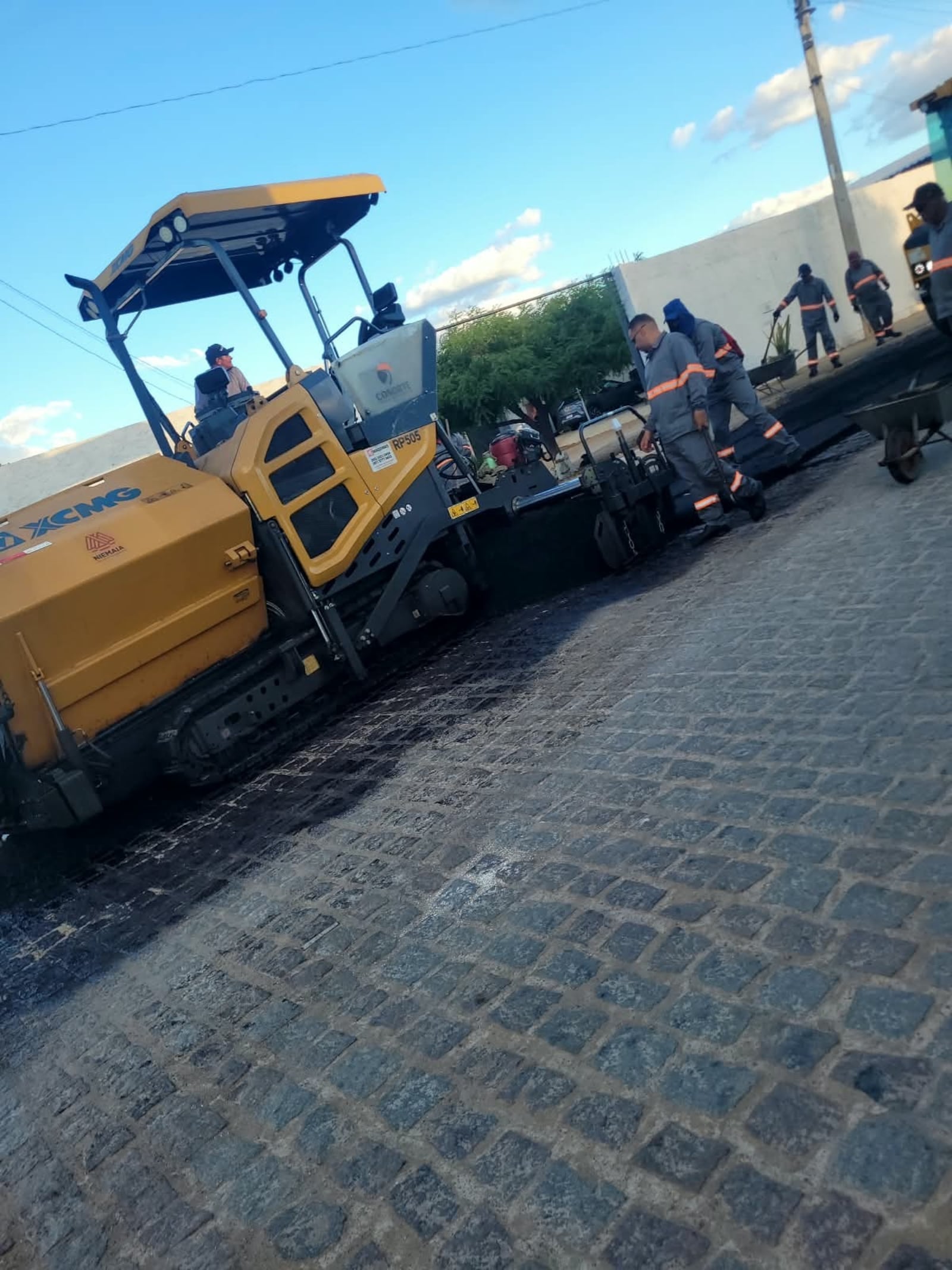 Imagem da matéria: Ana Paula e Cajó destacam parceria para realização da pavimentação da Rua Joaquim Muniz de Almeida, em Monteiro