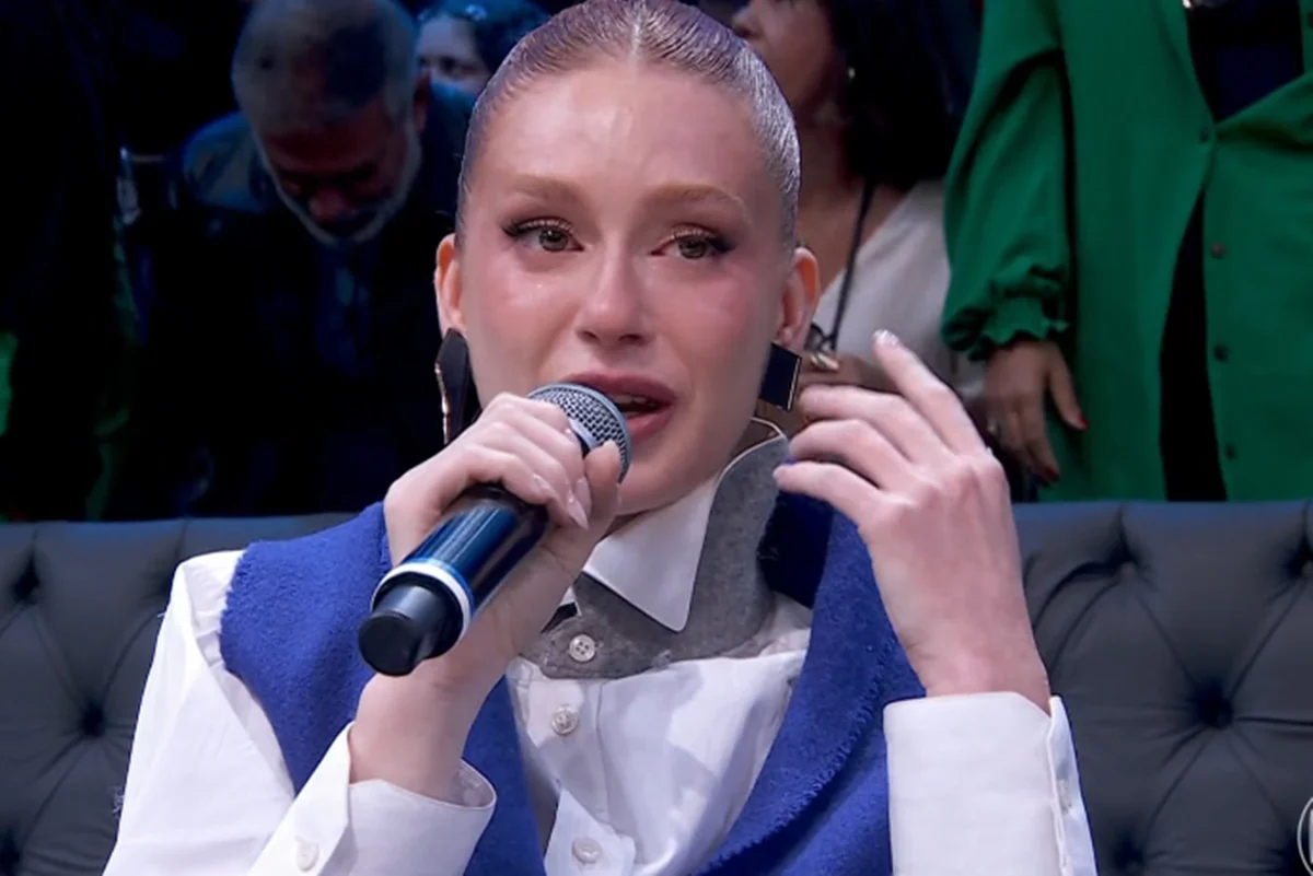 Imagem colorida da atriz Marina Ruy Barbosa chorando no Domingão com Huck - Metrópoles