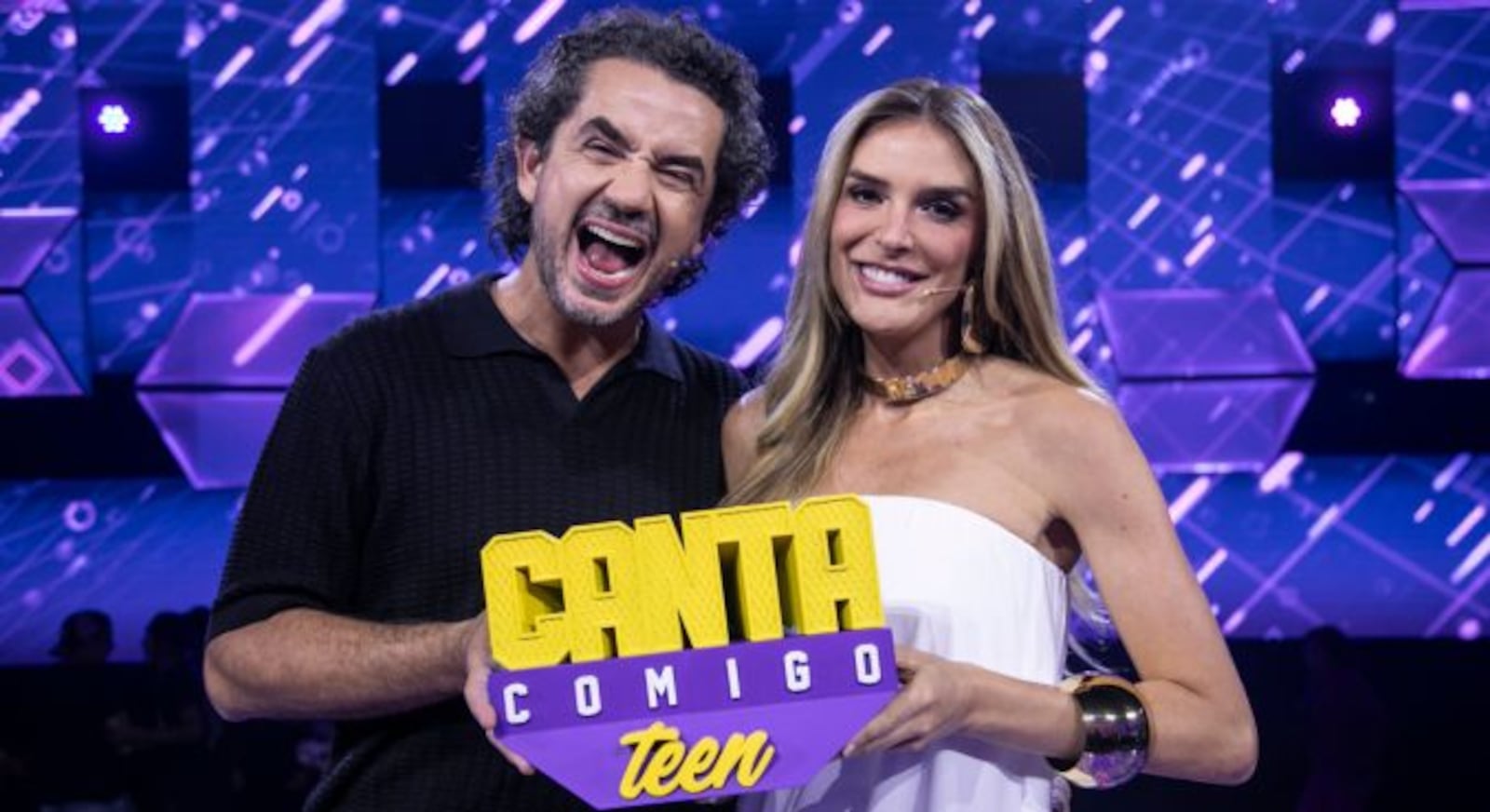 Felipe Andreoli e Rafa Brites apresentam a grande final do Canta Comigo Teen 6 Edu Moraes/RECORD