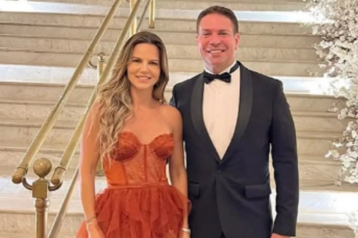 Foto colorida de Rebeca Ramagem ao lado do marido, Alexandre Ramagem - Metrópoles
