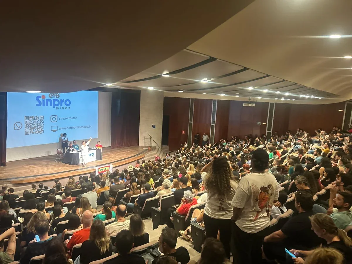 Aulas voltam nesta quarta após professores suspenderem greve em BH