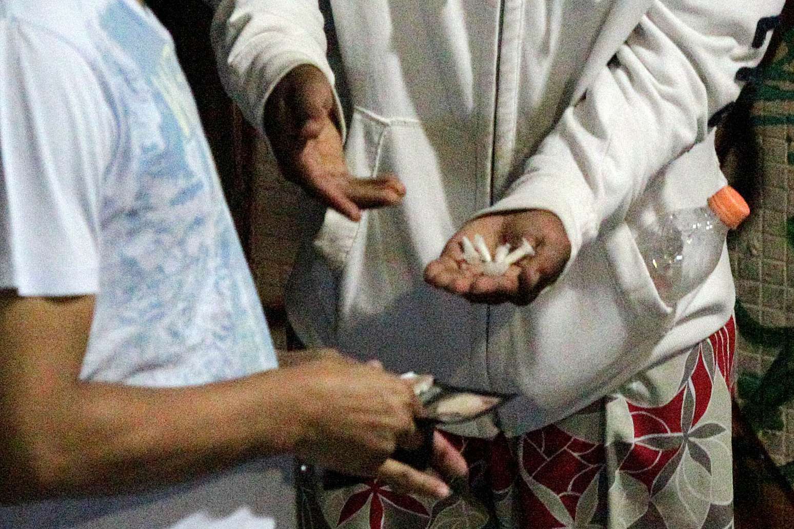 08/02/2014. Traficantes comercializam drogas na Rua Peixoto Gomide pr&oacute;ximo &agrave; Rua Augusta, regi&atilde;o da Avenida Paulista sem serem importunados. Muitos do usu&aacute;rios consomem as drogas ali mesmo na rua lotada de jovens, que cercam as casas noturnas da regi&atilde;o