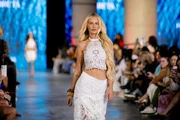 Yasmin Brunet desfila na primeira noite de Metrópoles Catwalk