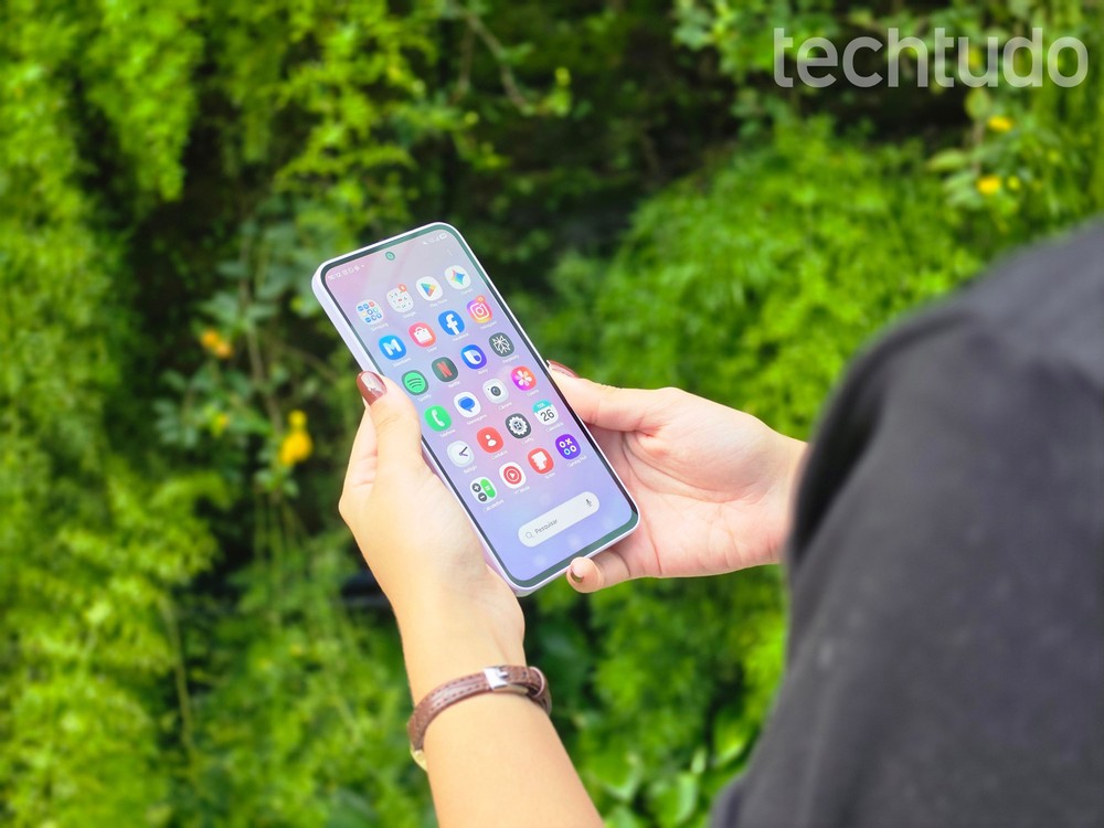 Tela do Galaxy A37 em destaque — Foto: Julia Rabaça/TechTudo
