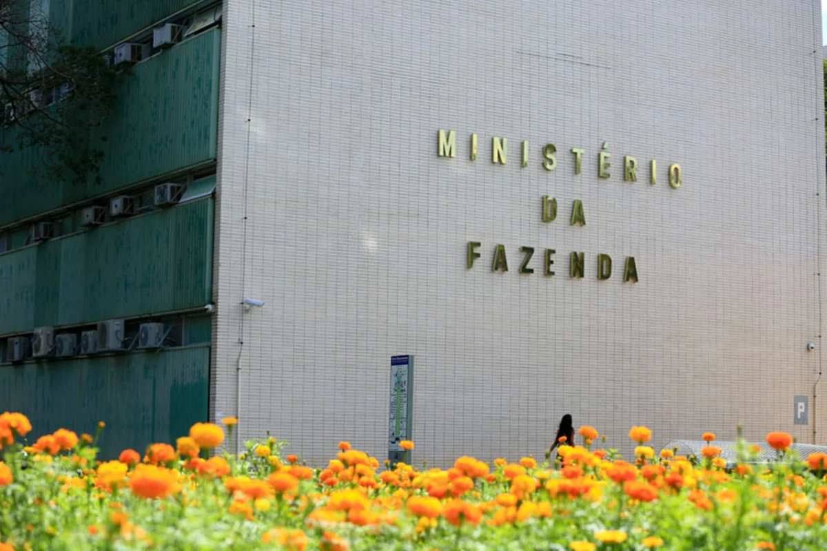 Imagem colorida de foto da fachada do Ministério da Fazenda
