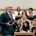 Arthur Brooks, catedrático de Harvard, sobre la felicidad: “Las personas más felices son las que nunca dejan de aprender”