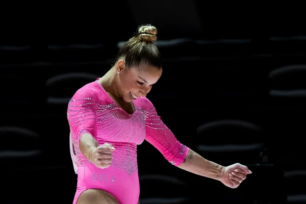 Mundial de Ginástica: Flávia Saraiva ganha prata no solo; Lorrane é bronze
