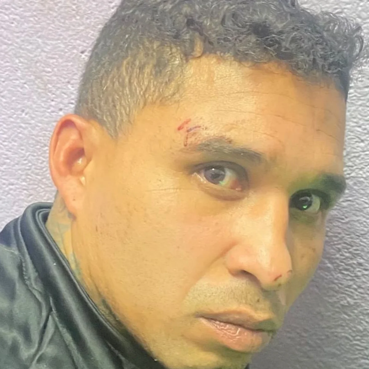 Mulher escapa de ser morta por companheiro após faca quebrar durante ataque