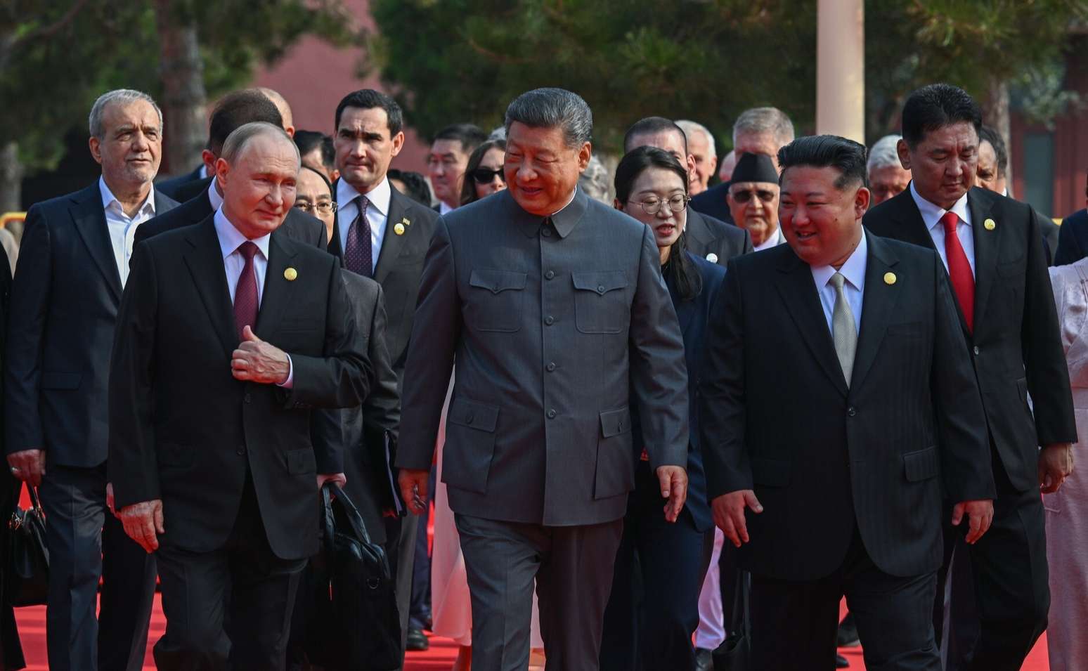 O presidente da China, Xi Jinping (C), o líder da Coreia do Norte, Kim Jong Un (2º D) e o presidente da Rússia, Vladimir Putin (2º E) chegam para uma recepção no Grande Salão do Povo, após um desfile militar que marca o 80º aniversário da vitória sobre o Japão e o fim da Segunda Guerra Mundial, em Pequim, em 3 de setembro de 2025.