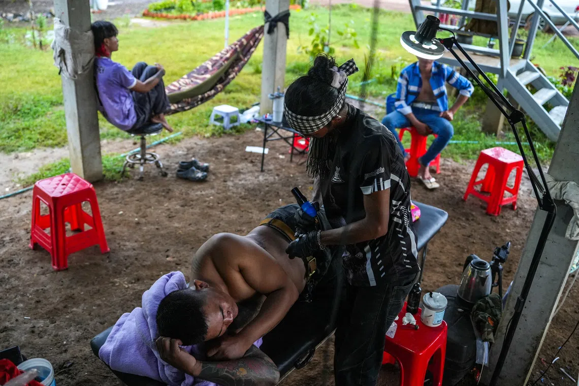Na 'Aldeia da Espera' do Camboja, um tatuador lamenta o comércio perdido na guerra