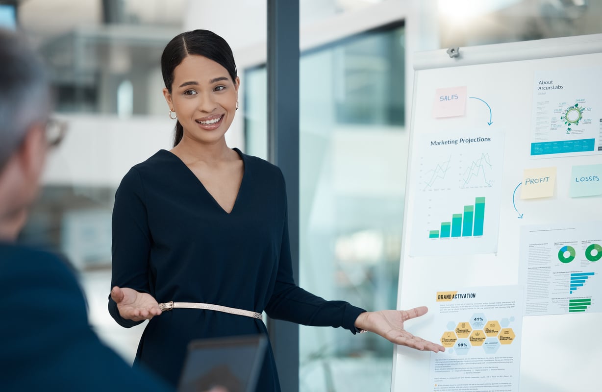 Investir US$ 20.000 em ações da Apple há 10 anos rendeu mais do que investir o mesmo valor na Amazon. Veja qual é a melhor compra para a próxima década.