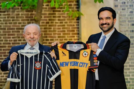 Lula presenteia prefeito de Nova York com camisa do Corinthians e recebe uniforme comemorativo limitado